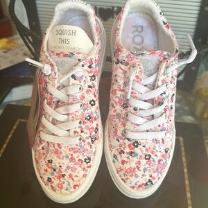 Girls Roxy flower pattern slip on sneakers size 3